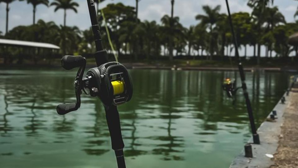 Carretilha e vara de pesca no pesqueiro